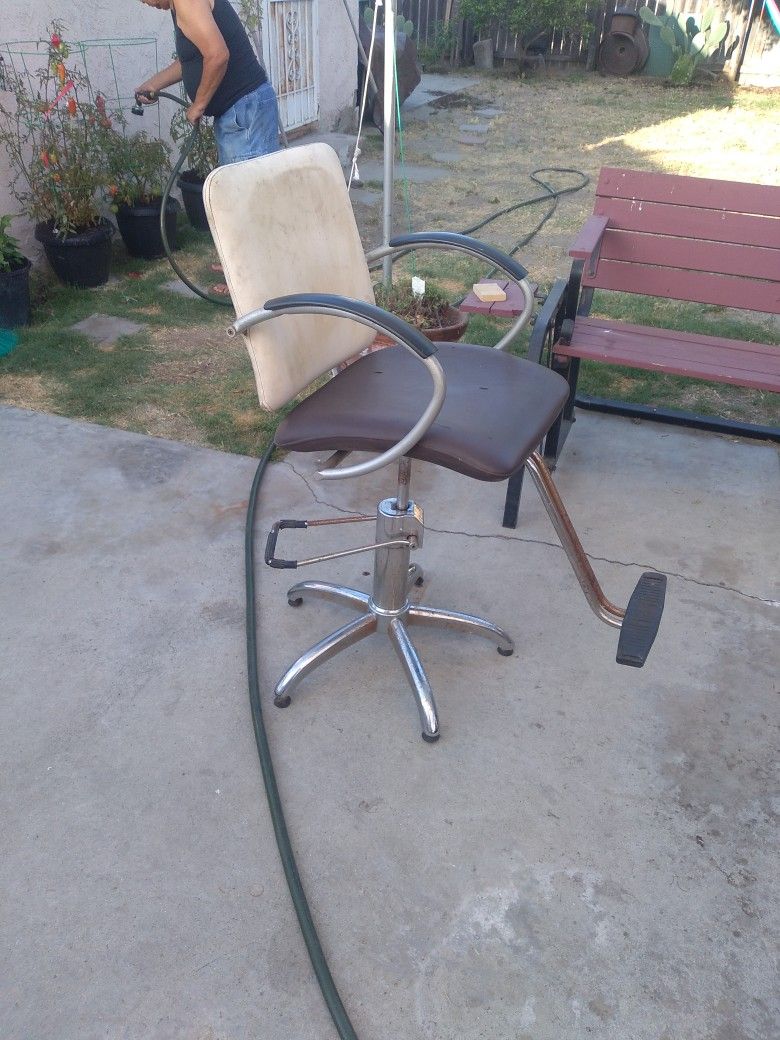 Portable Barber Chair. OBO 😇😇😇👍
