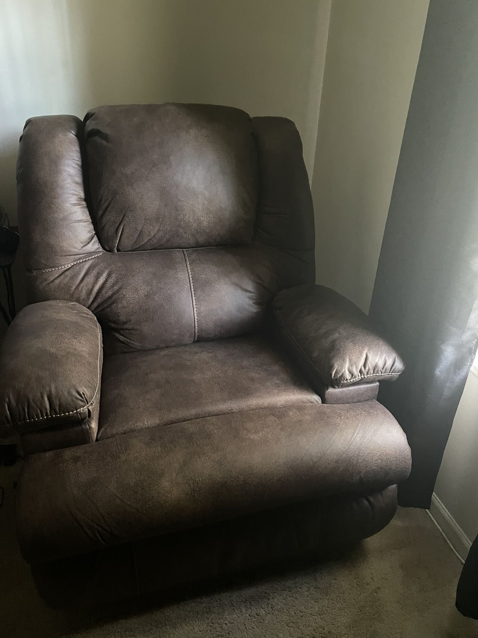 Comfort Eze Dugin Deluxe Recliner. Cooler in armrest. Massager and Rocker!