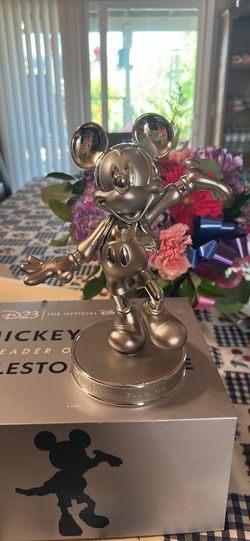 Micky Mouse statue