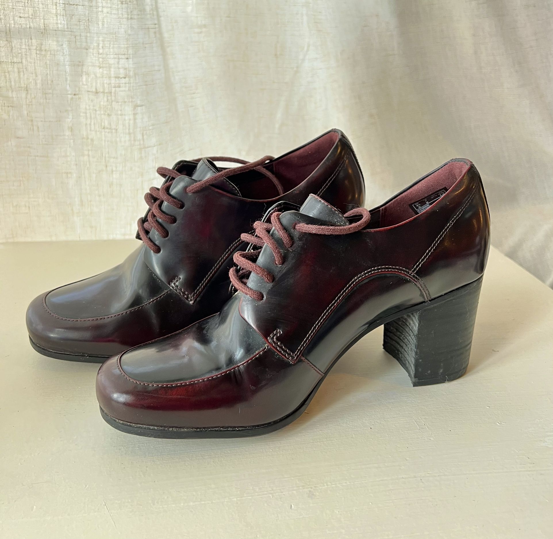 SZ 8 Burgundy Loafer Heels