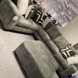 ✨️ Sectional Sofas✨️ Furniture Queen Bedrooms, Dining Avail