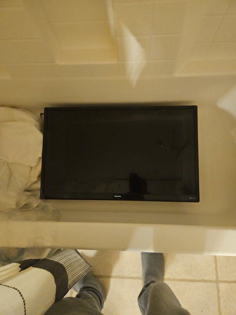Philip 32" Roku TV With Motion TV Wall Mount