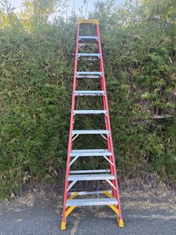 Werner 10’ Foot Fiberglass Step Ladder w/ 300 lb. Load Capacity Type IA Duty Rating