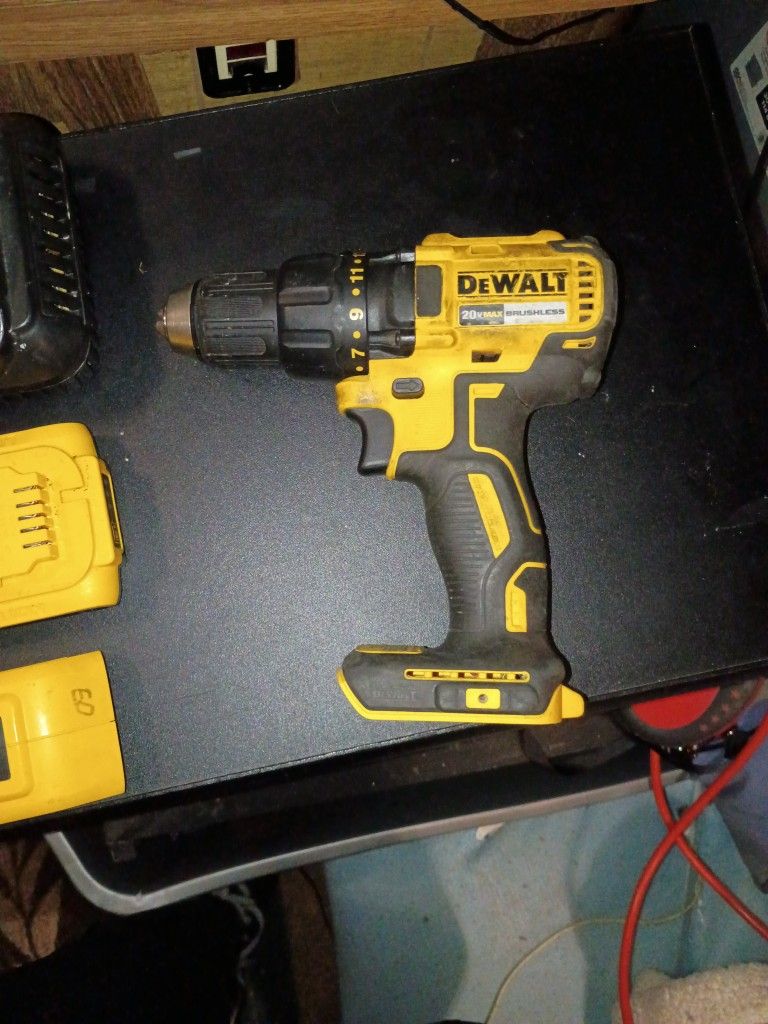DeWalt 20v Max Brushless Drill Driver And Accessories 