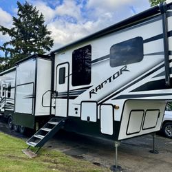 2021 Raptor Toy Hauler RV Loaded With Options