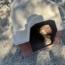 LARGE IGLOO STYLE DOG HOUSE
