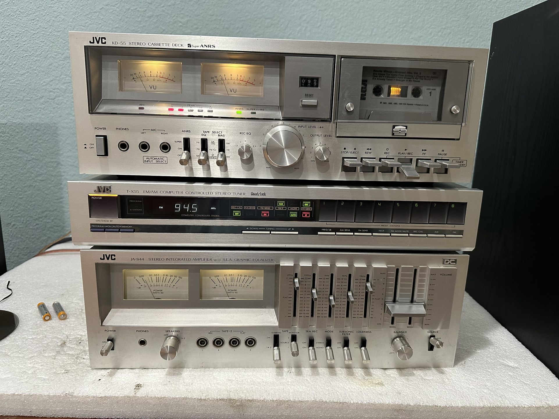 NICE VINTAGE JVC AUDIO SYSTEM SILVER FACE