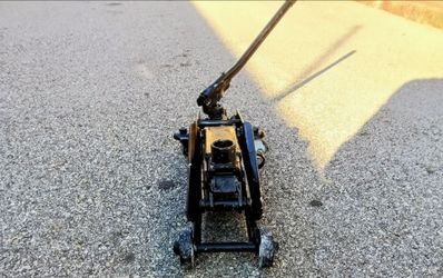 2 1/2 Ton Floor Jack
