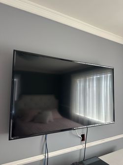 50 in LG Flat Screen TV Wall Mounted