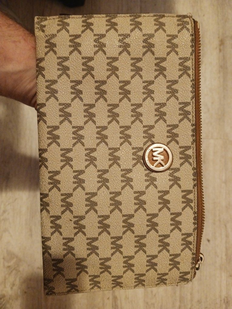 Michael Kors Clutch Great Condition