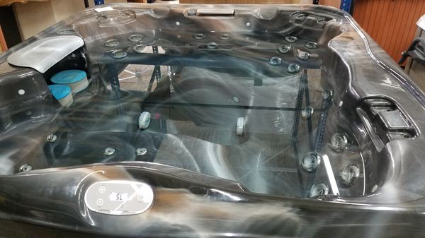 2016 Pre-owned Bullfrog X6L 5 person hot tub with lounge. for Sale in