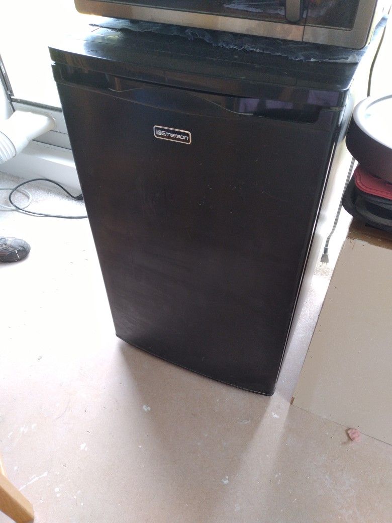 EMERSON MINI FRIDGE - BLACK $40