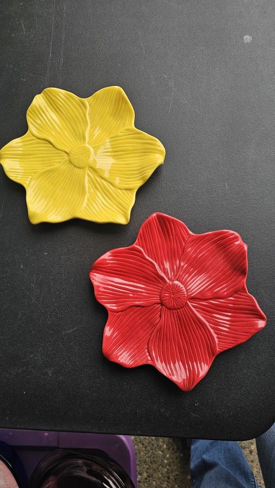 Poinsettia Appetizer or snacks Plates 2