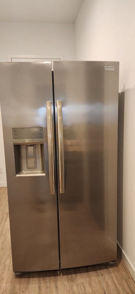 $850 NEW Frigidaire Gallery Stainless Steel Refrigerator