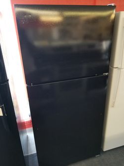 New scratch and dent Whirlpool 18cu.ft top mount fridge black 1 year warranty