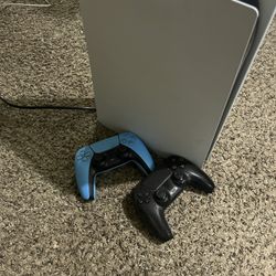 Ps5 comes with 2 controllers 