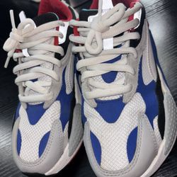 Comfy puma sneakers size 5.5 kids