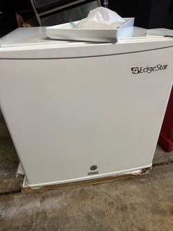 NEW EdgeStar 1.1 Cu. Ft. Compact Upright Freezer