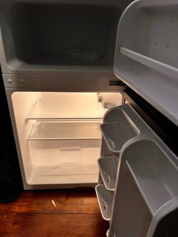 MINT CONDITION FRIDGE/FREEZER 110 OBO