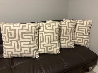 Set of 4 decorative couch throw pillows   Off white & gray