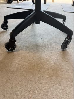 Rolling chair with smooth wheels