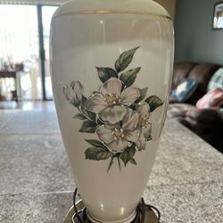 Beautiful Vintage Table Lamp With Dogwood Design