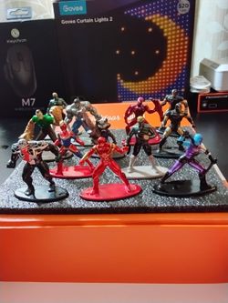 JADA TOYS MARVEL ACTION FIGURES IN EXCELLENT CONDITION ($30 INCLUDES ALL ITEMS PICTURED)