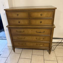 Vintage Solid Wood Dresser – 5 Drawers