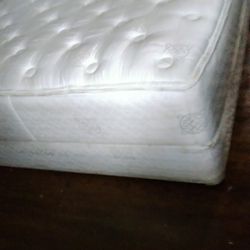 Very Nice Queen Size Mattress And Box Spring