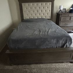 Ashely’s Queen Bedroom Set 