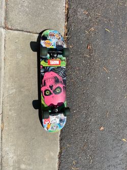 Powell Peralta “The Ripper” Skateboard mini logo parts and Road Rider wheels
