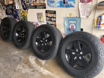 JEEP WRANGLER WHEELS (4) JKU JLU with Tires 265 65 17
