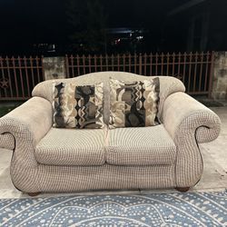 Free Delivery 🚚 Gray Loveseat/ Sillón Gris