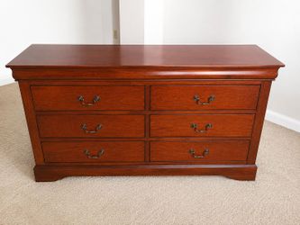 Solid Wood 6-Drawer Cherry Dresser – Excellent Condition
