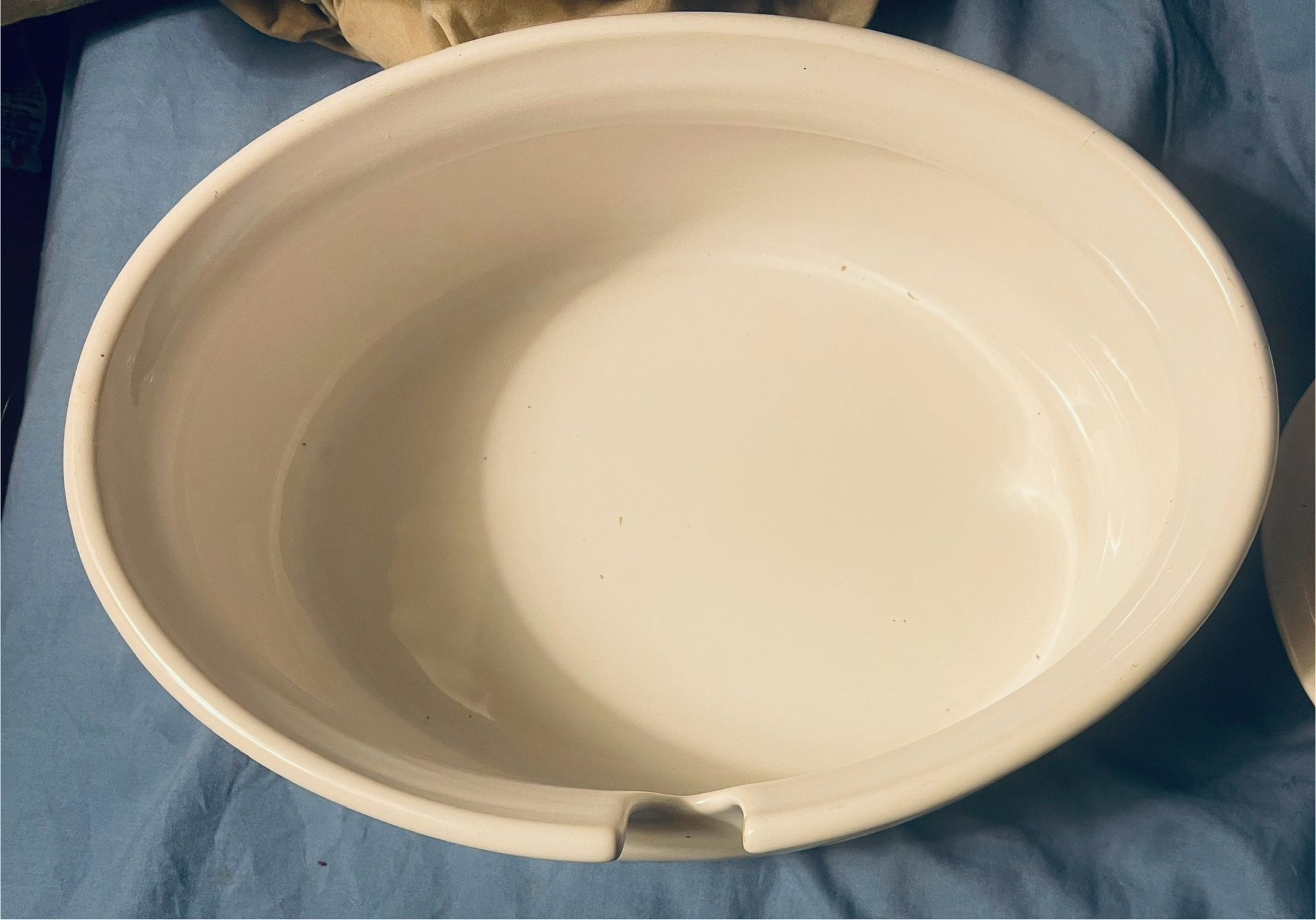 Lg White Ceramic oval casserole/soup serving dish with lid