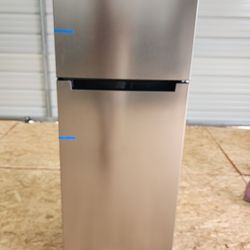 NEW Vissani
7.2 cu. ft. Top Freezer Bottom Refrigerator in Fingerprint Resistant Stainless Steel