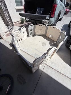 Baby gate play pin