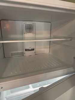 GE 21.9 Cu Ft Garage Ready Refrigerator/Freezer – Excellent Condition –
