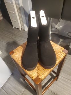 UGG BOOTS (SZ 12) BLK