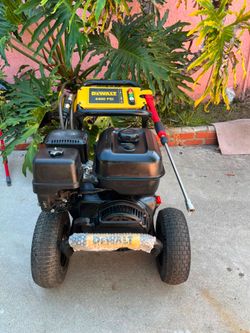 DEWALT
4400 PSI 4.0 GPM Gas Pressure Washer with 420cc Engine, Triplex Pump, Commercial Cold Water Power Washer