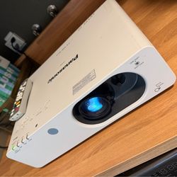 Panasonic 3500 lumens HDMI video TV projector