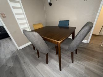 Lyncott Dining Table and 4 Chairs