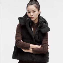 Wunder Puff 550-Down-Fill Cropped Vest Textured Fleece in black size 6