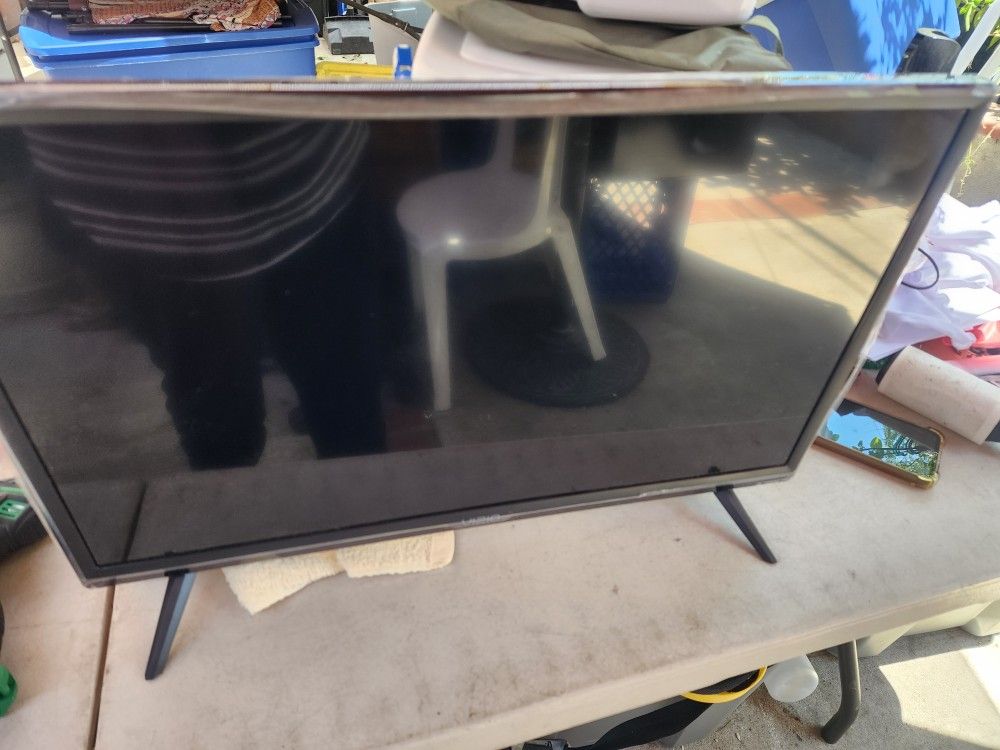 Small VIZIO Smart Tv 24 Inch Excellent Condition