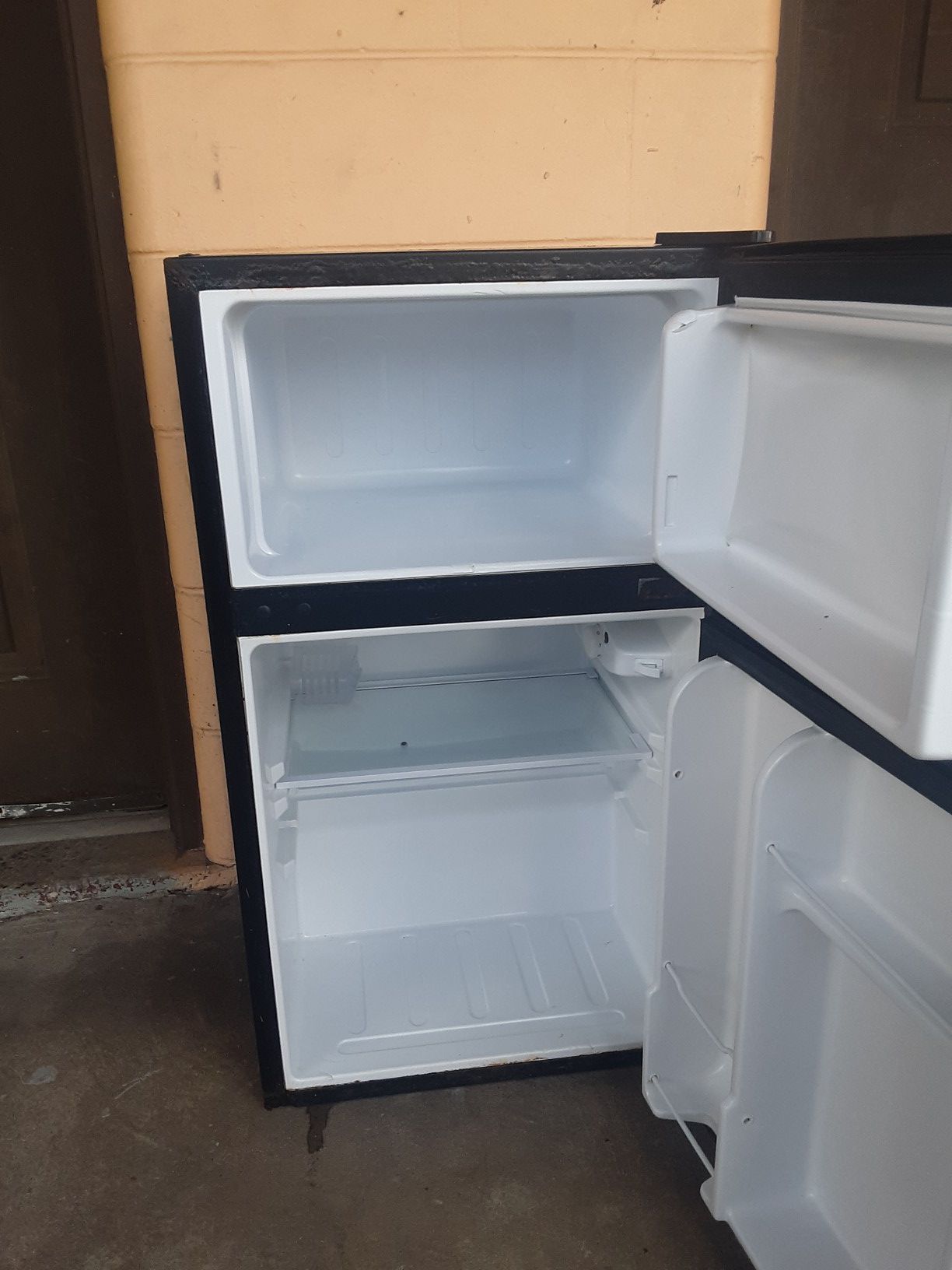 Black&Decker mini fridge/w freezer. Model#BCB33B