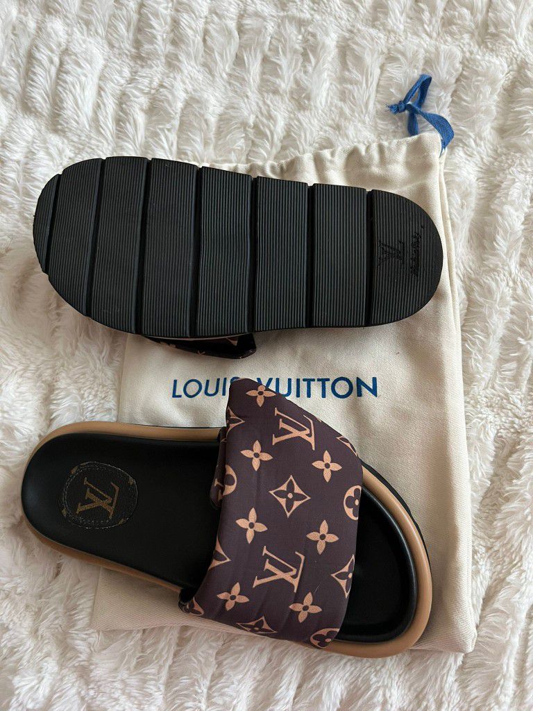 L Pool Pillow Comfort Mules Black for Sale in Irvine, CA - OfferUp