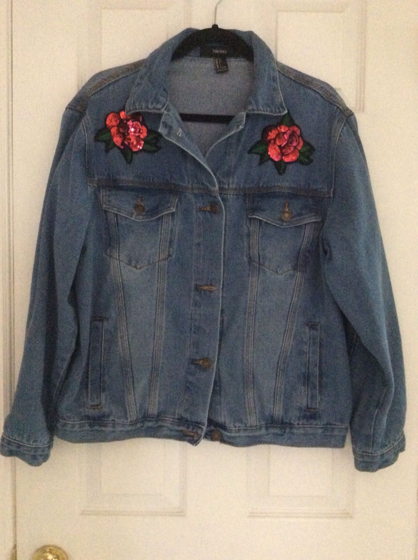 Forever 21 Denim Jacket w/ Sequin Roses ๐น๐น Size Large. Pockets on inside and outside! REDUCED