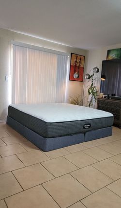 HIGH QUALITY KING SIZE BEAUTYREST PRESURE SMART MATTRESS AND  BOXSPRINGS FOR SALE! IN EXCELLENT CONDITION, FREE DELIVERY