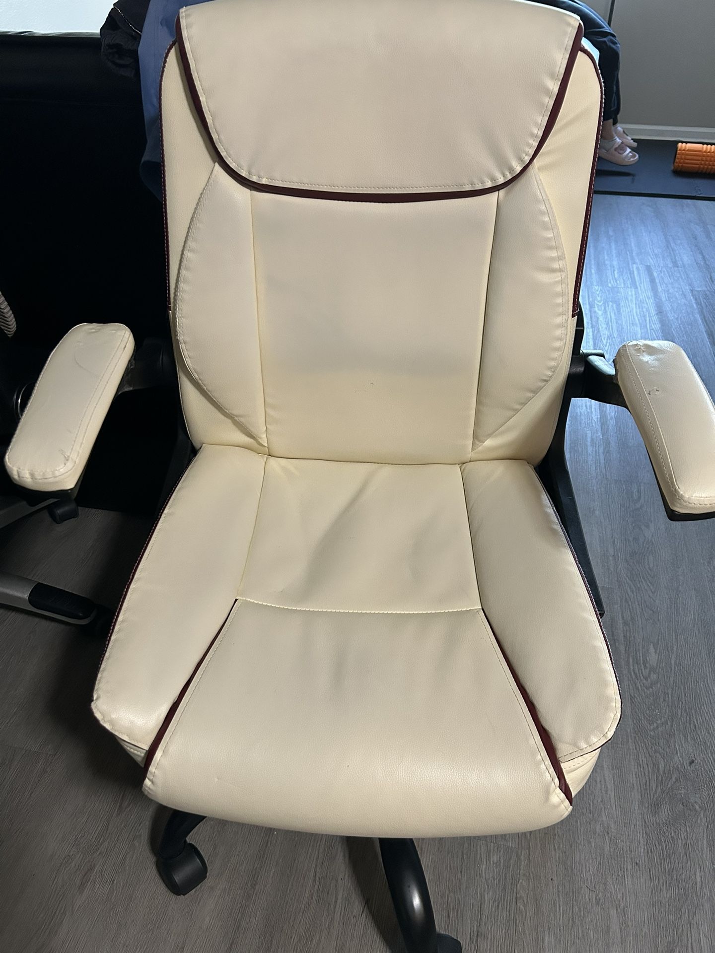 Gaming/office Chairs And Lazy Boy 