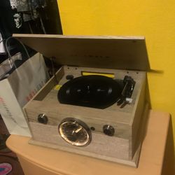victorola bluetooth vinyl/ record player and radio!